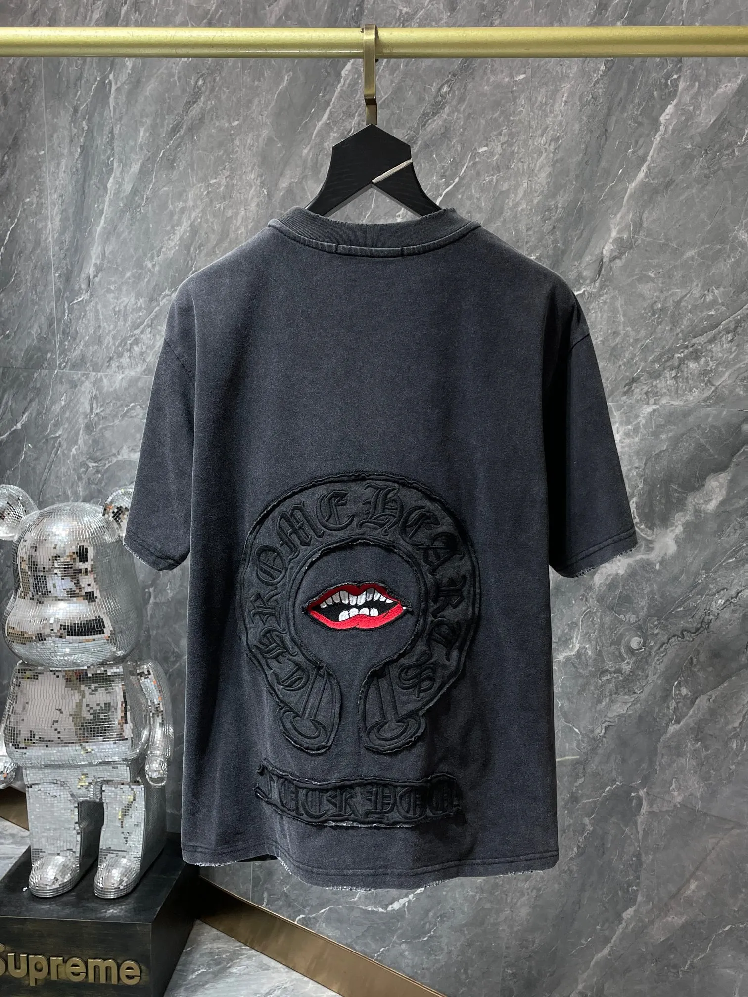 P186 New Chrome Hearts 25ss for summer. High weight, environmentally friendly and high-quality top-quality fabric 280g. Crow horseshoe red mouth, dark Sanskrit patch embroidered short sleeves. Purely hand-cut, heavy-duty fraying and washing process. Counter synchronization. Re-engraved version 1:1. Recommended color: black. Size: S, M, L, XL.